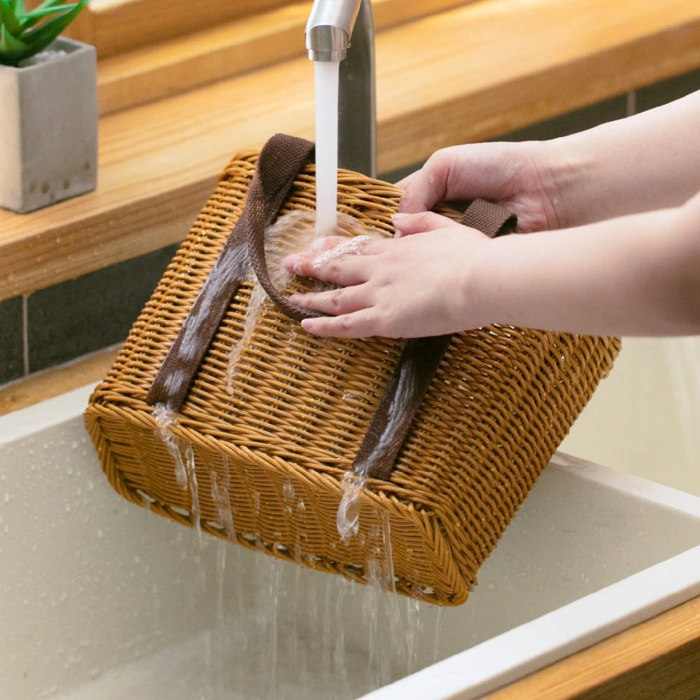 It can be rinsed directly with water.